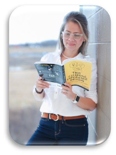 Lorena Bernal reading a learning experience design book